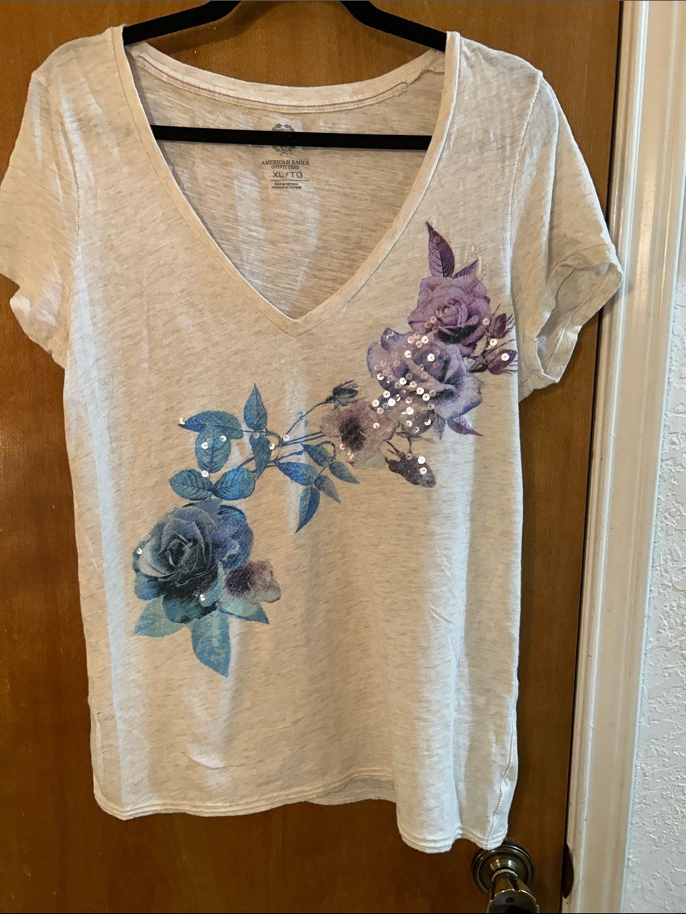 American Eagle Outfitters Light Gray V-Neck Tee with Blue & Purple Sequins. XL